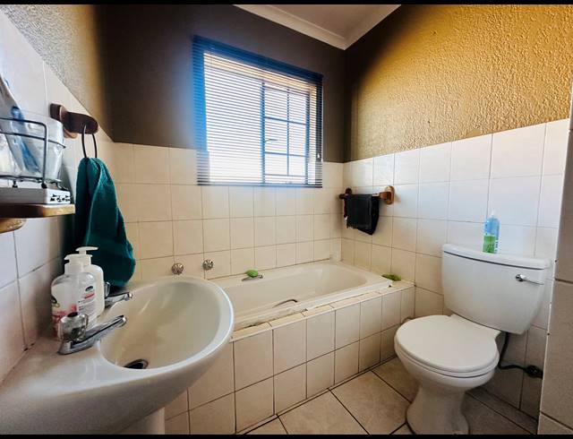 3 BEDROOM SIMPLEX FOR SALE IN HALFWAY HOUSE
